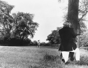 London, 1966. Sebuah taman, luas dan sepi. Hijau rumput terhampar, [read more]