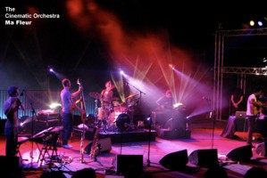 Lirik puitis dan hemat kata memberi ruang luas untuk diisi dengan musik dan bebunyian imajinatif [read more]