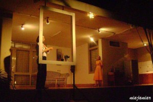 Teras belakang disulap menjadi panggung teater, berupa apartemen lengkap dengan dapur, kulkas, sofa [read more]